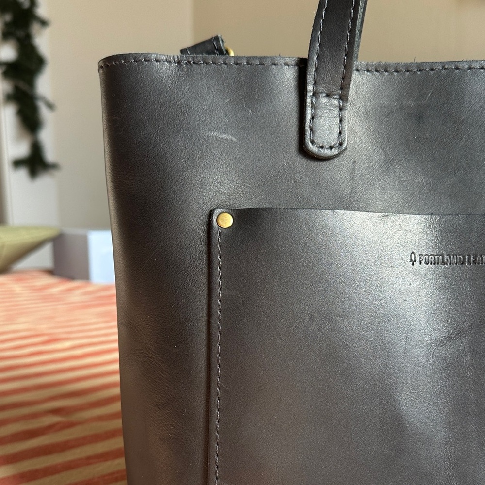 Portland Leather Sleek Black Bag - Picture 3 of 8